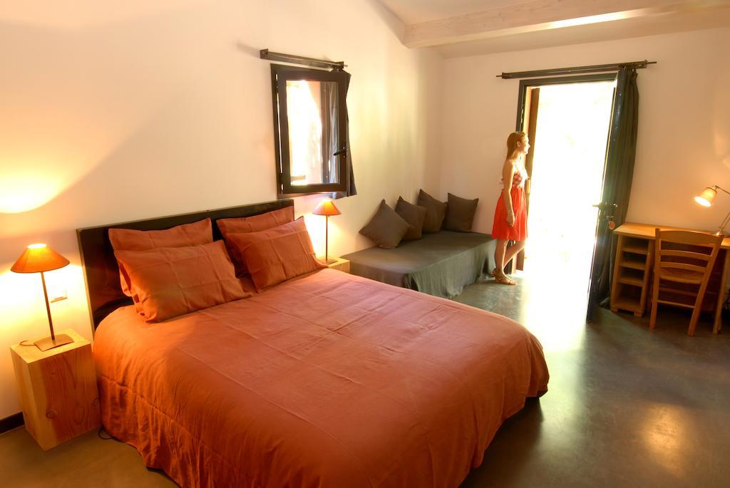 Les Pierres Sauvages Bed and Breakfast Besse-sur-Issole Kamer foto