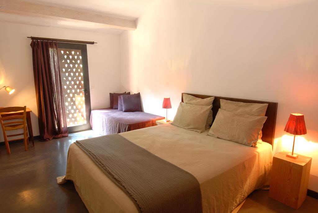 Les Pierres Sauvages Bed and Breakfast Besse-sur-Issole Kamer foto